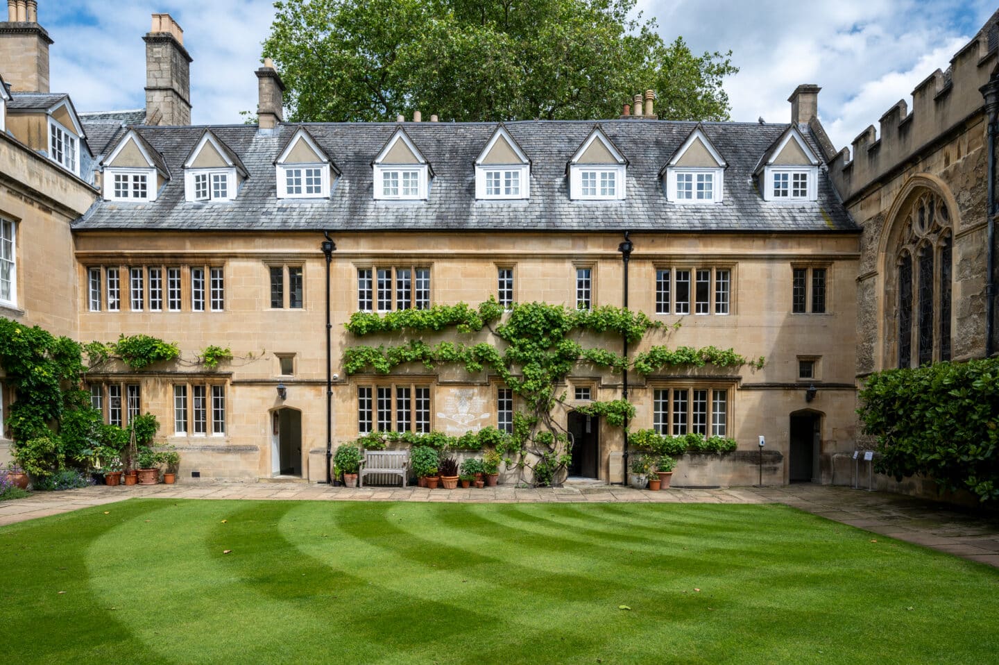 Photograph of Lincoln College's Chapel Quad, featuring the green vine on the wall