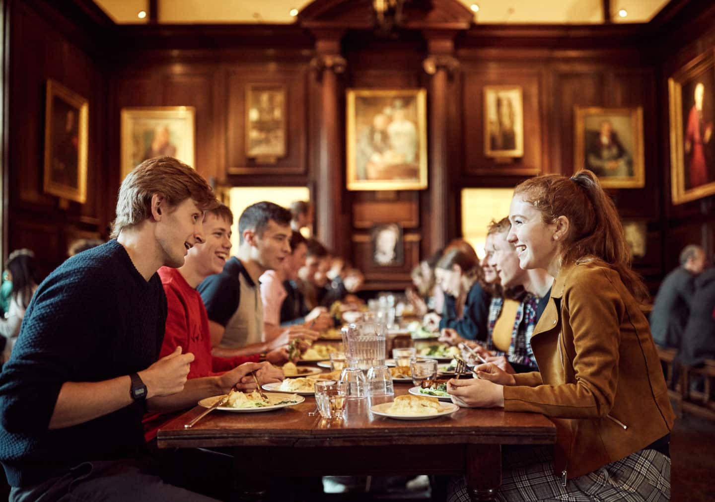 Students talking and eating in the Lincoln College Hall