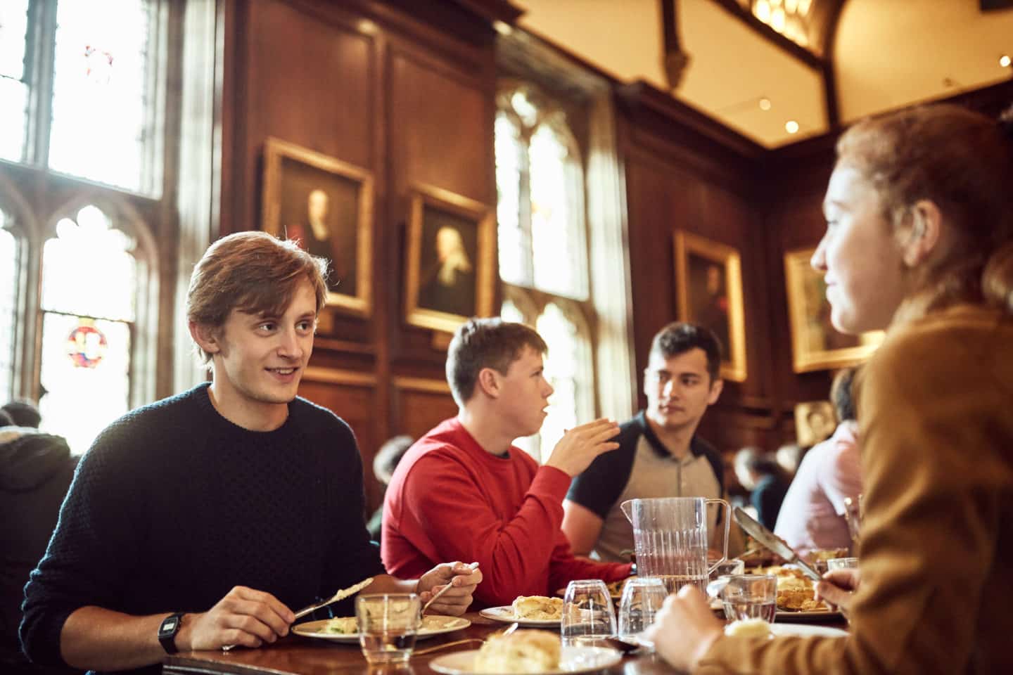 Students talking and eating in the Lincoln College Hall